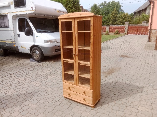 Dřevěná skříňka