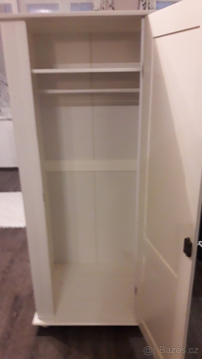 Prodám dřevěnou šatní skříň