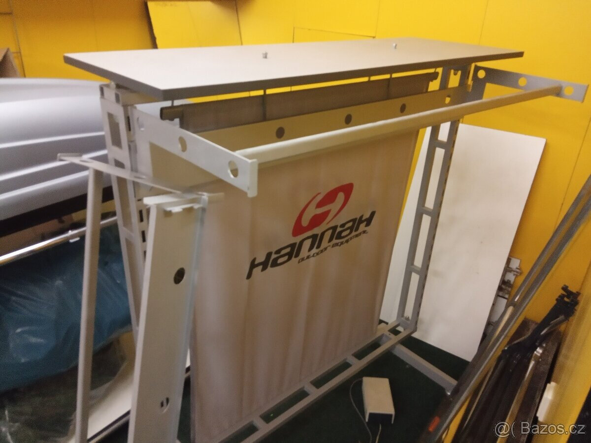 Šedý obchodní stojan - štendr na kolečkách