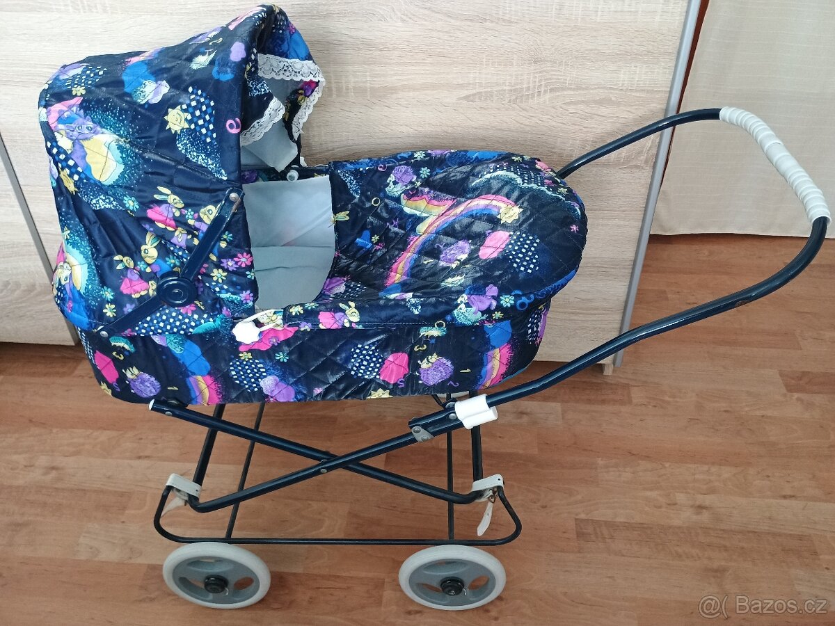 Retro kočárek pro panenky.