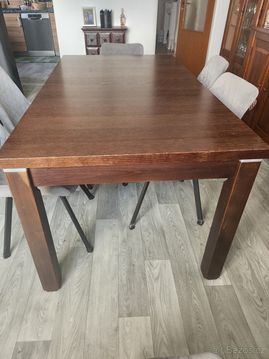 Rozkládací jidelni stůl