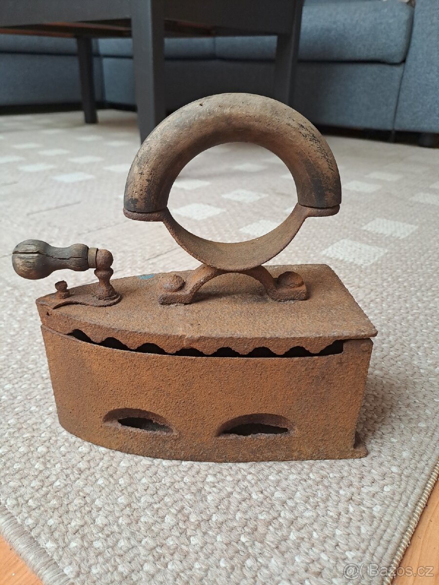 Starožitná žehlička