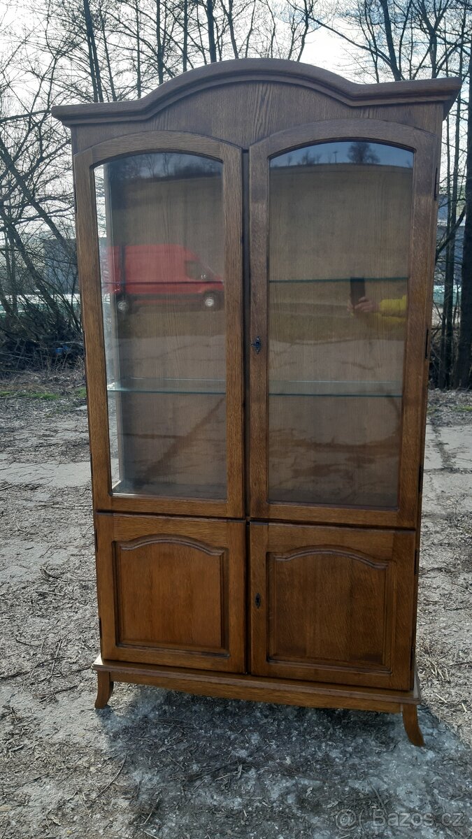 Rustikální prosklenná vitrína na nožkách