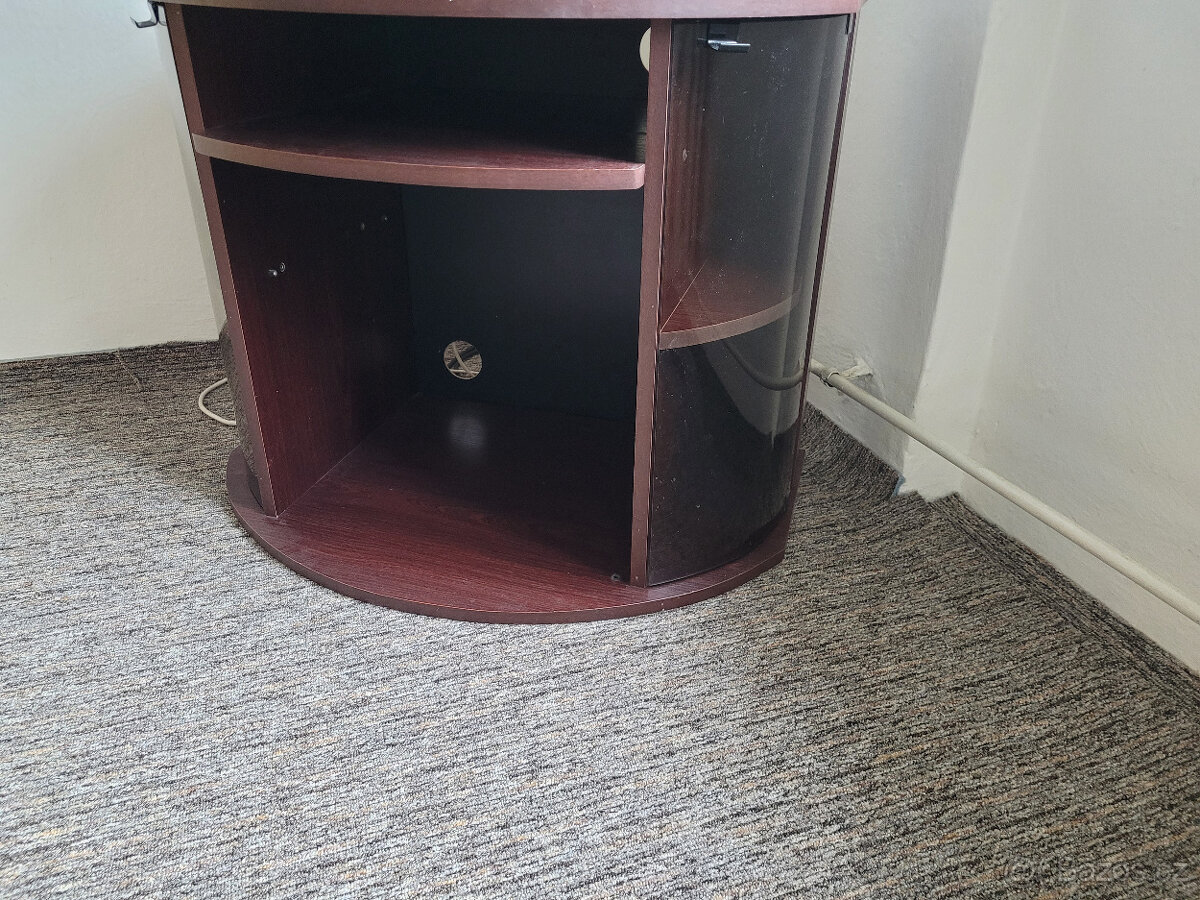 TV stolek s policemi a otvory na kabeláž