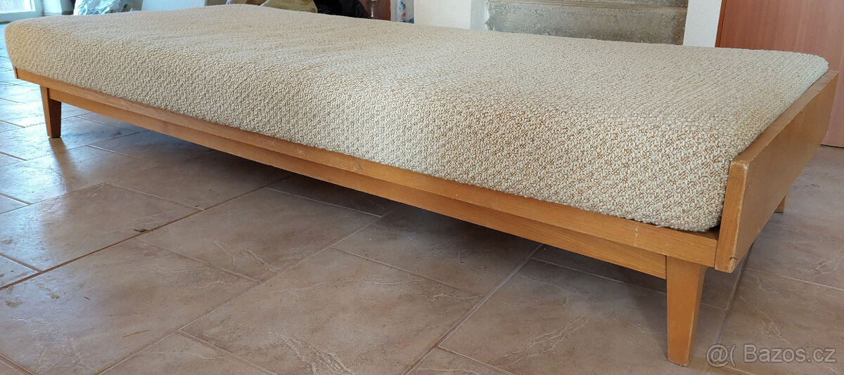 Postel s matrací