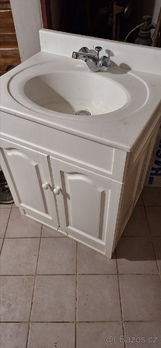 Umyvadlová skříňka plastová