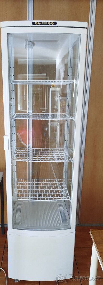 Chladící vitrína na dorty , chlebíčky obložené bagety