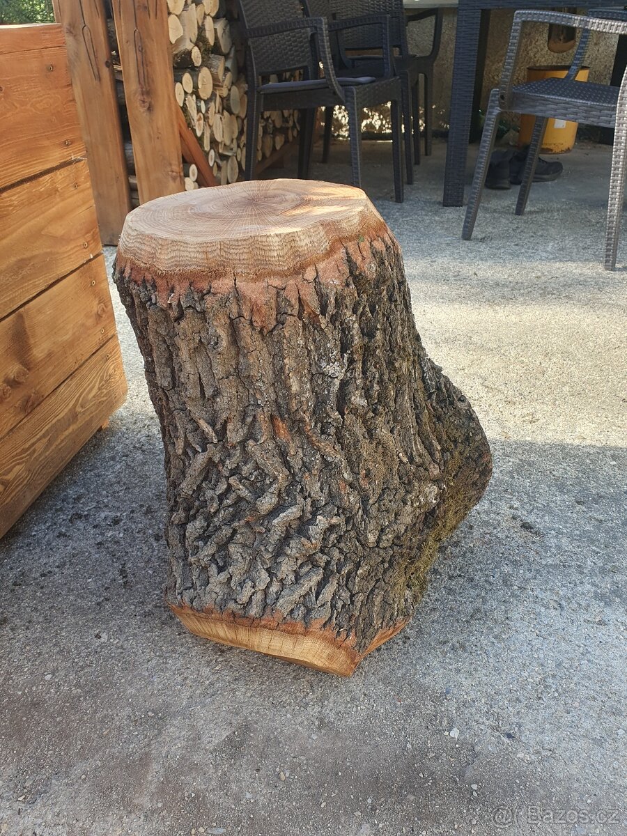 Dubový špalek pod kvetiny