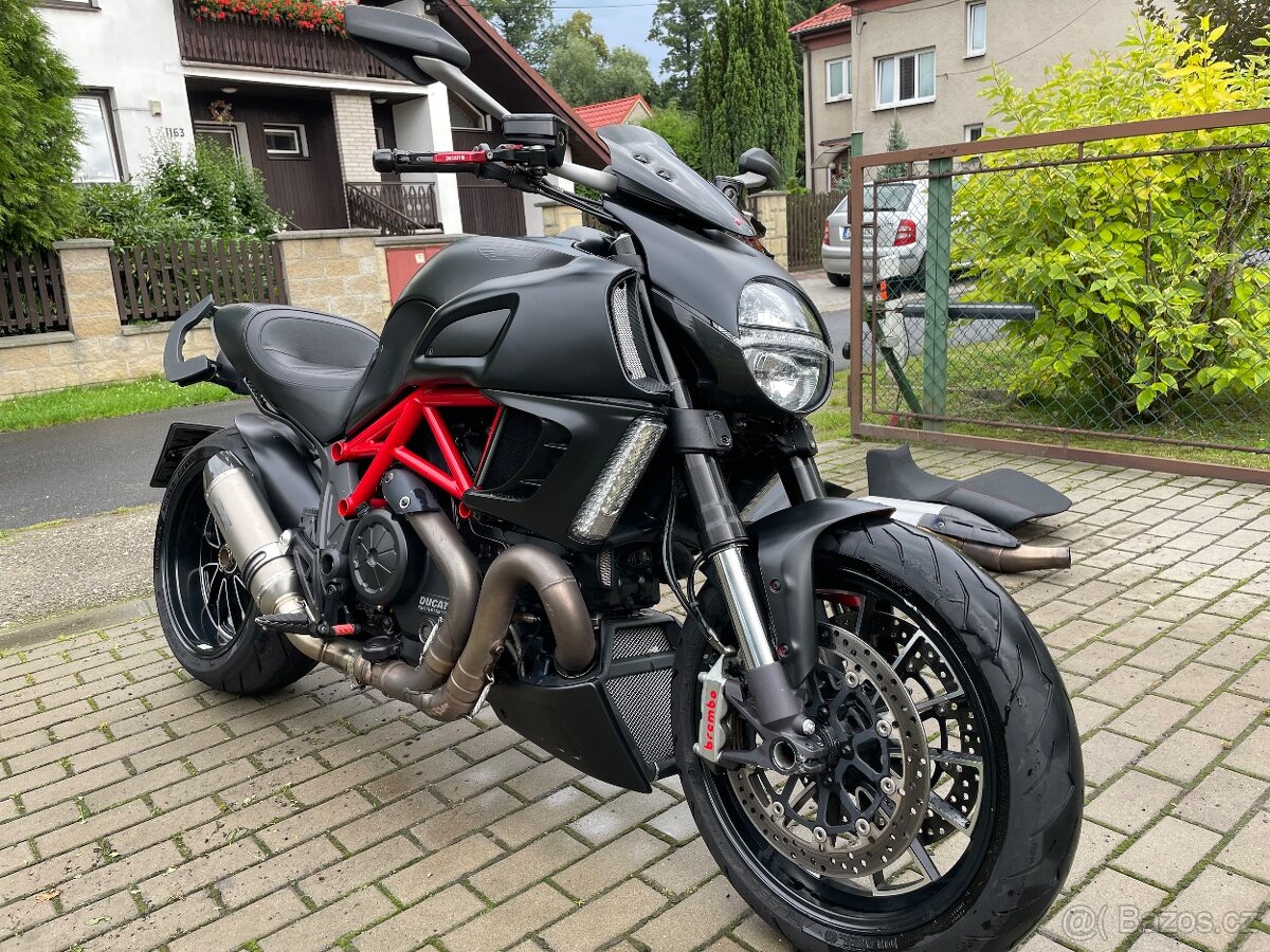 DUCATI DIAVEL 2011