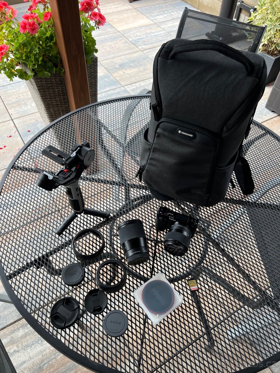 Prodám Sony Alpha ZV-E10 komplet setup/starter pack