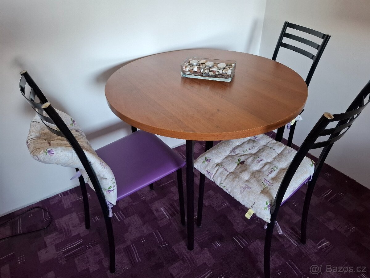 Jídelní stůl a židle