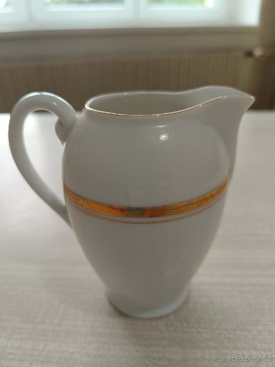 Zlacená porcelánová konvička