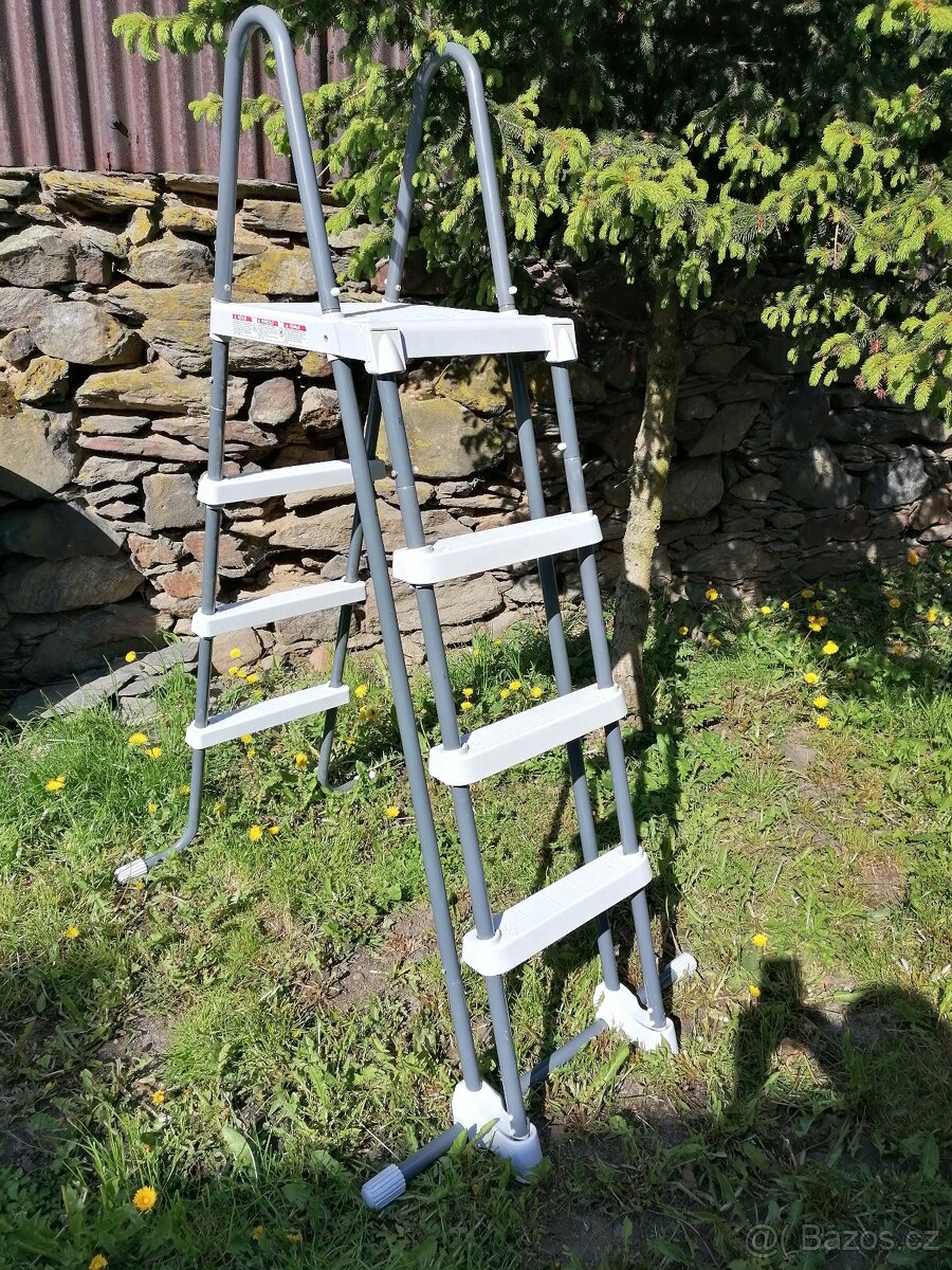 Bazénové bezpečnostní schůdky