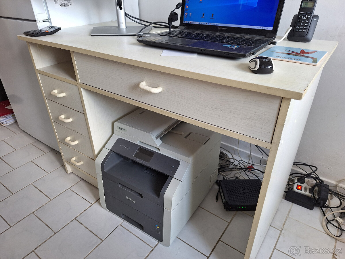Zdarma Psací stůl + stolek pod počítač, vše jen za odvoz