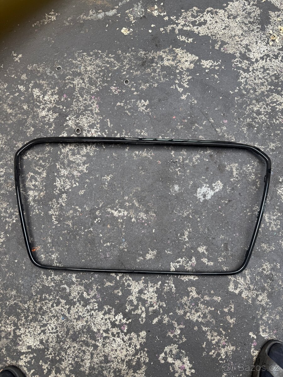 Audi a3 rámeček masky lesklý černý lak