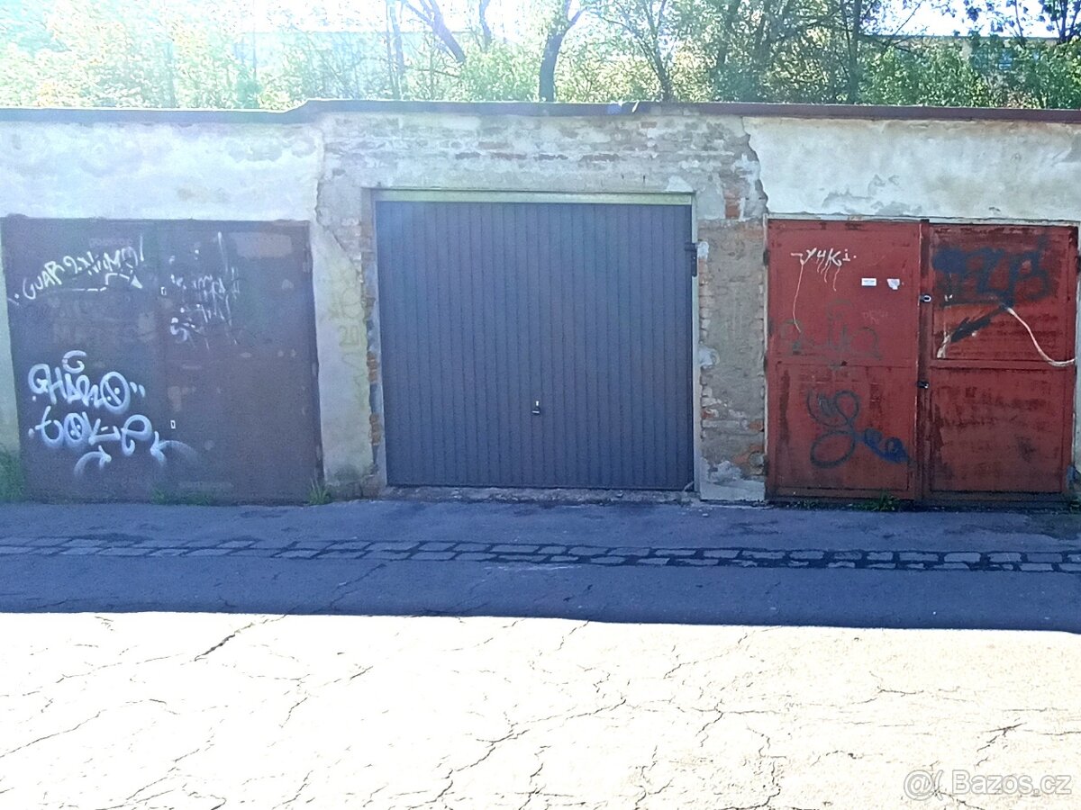 Pronájem pěkné garáže Praha 6 - Dejvice. Sklad, dílna 16m2.
