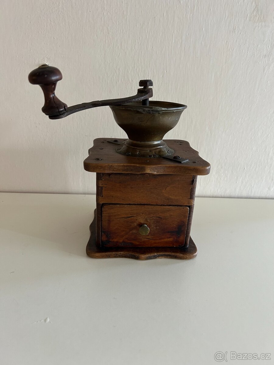 Starožitný mlýnek na kávu