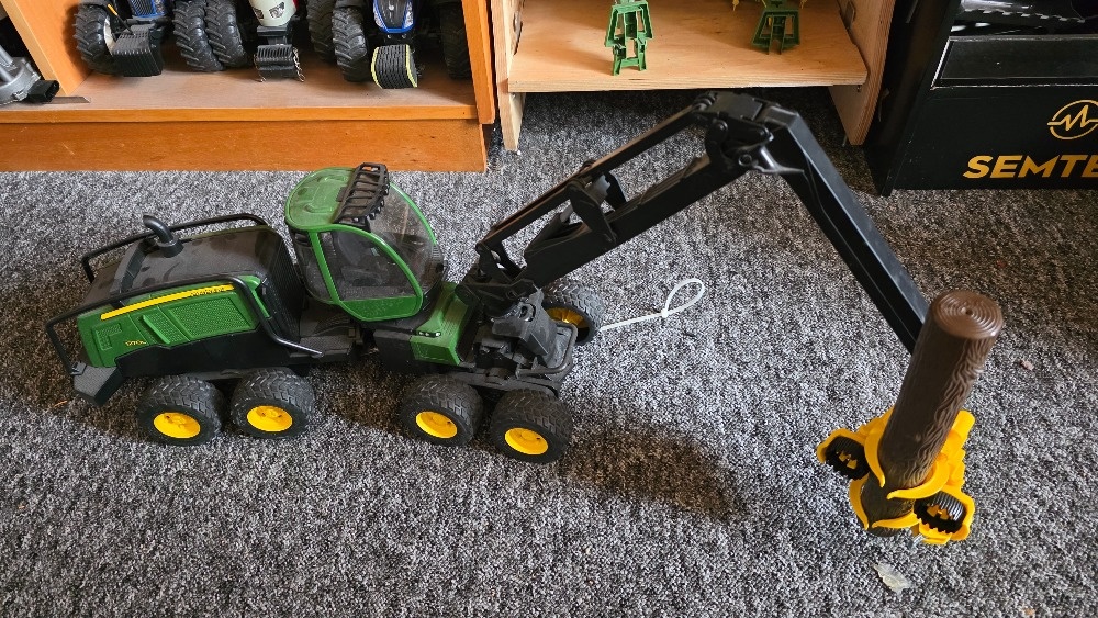 Bruder vyvažečka a harvestor John Deer