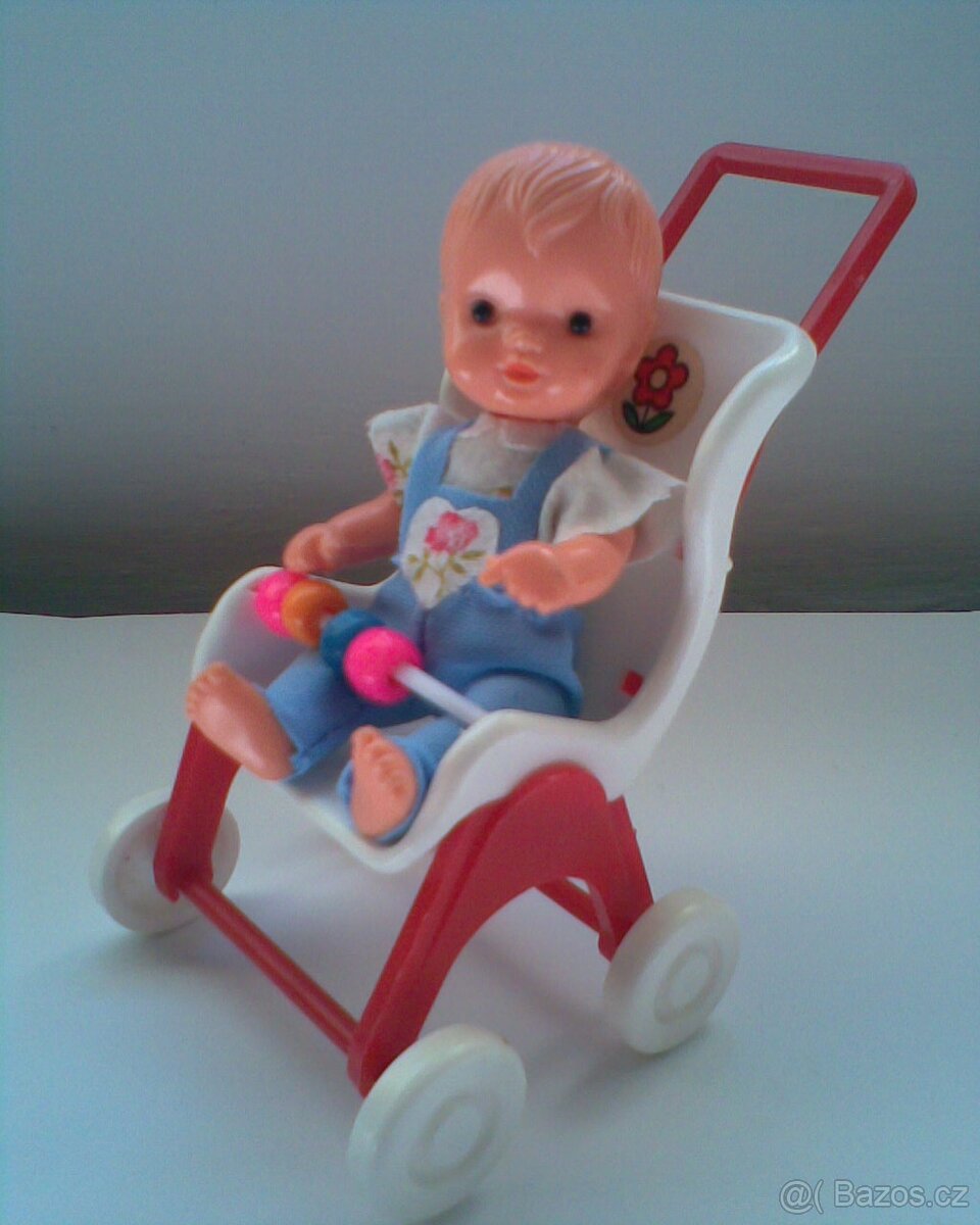 Retro kuchynka s panenkami a pokojík