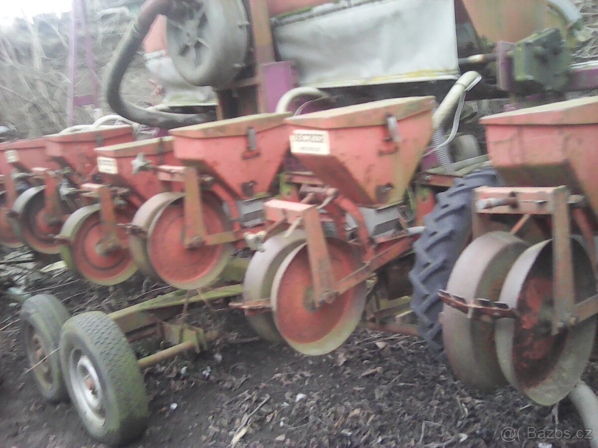 Prodám secí stroj na kukuřici,řepu.8 řádek.