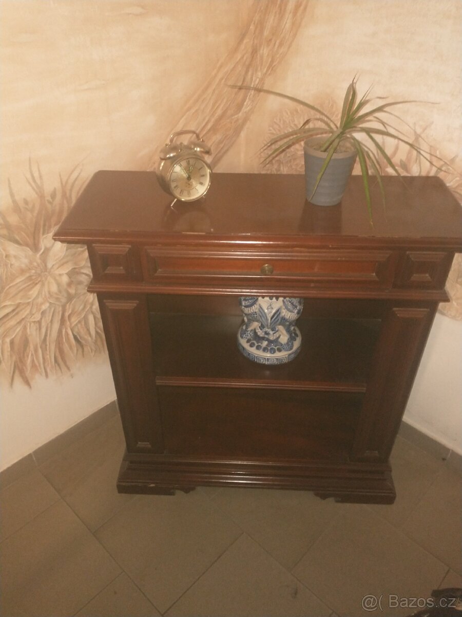 Dřevěná rustikální komoda