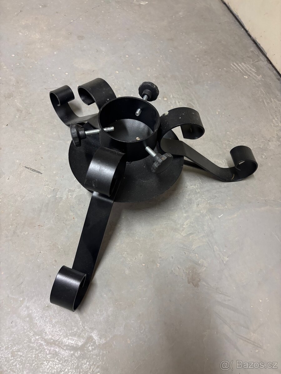 Kvalitní železný stojan na živý vánoční strom