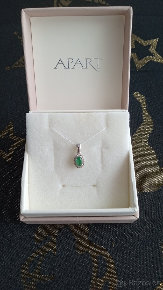 Přívěsek s bílého zlata se smaragdem a brilianty