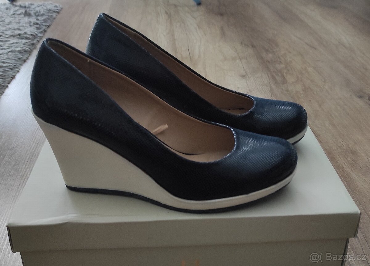 Nové boty na klínku vel. 38