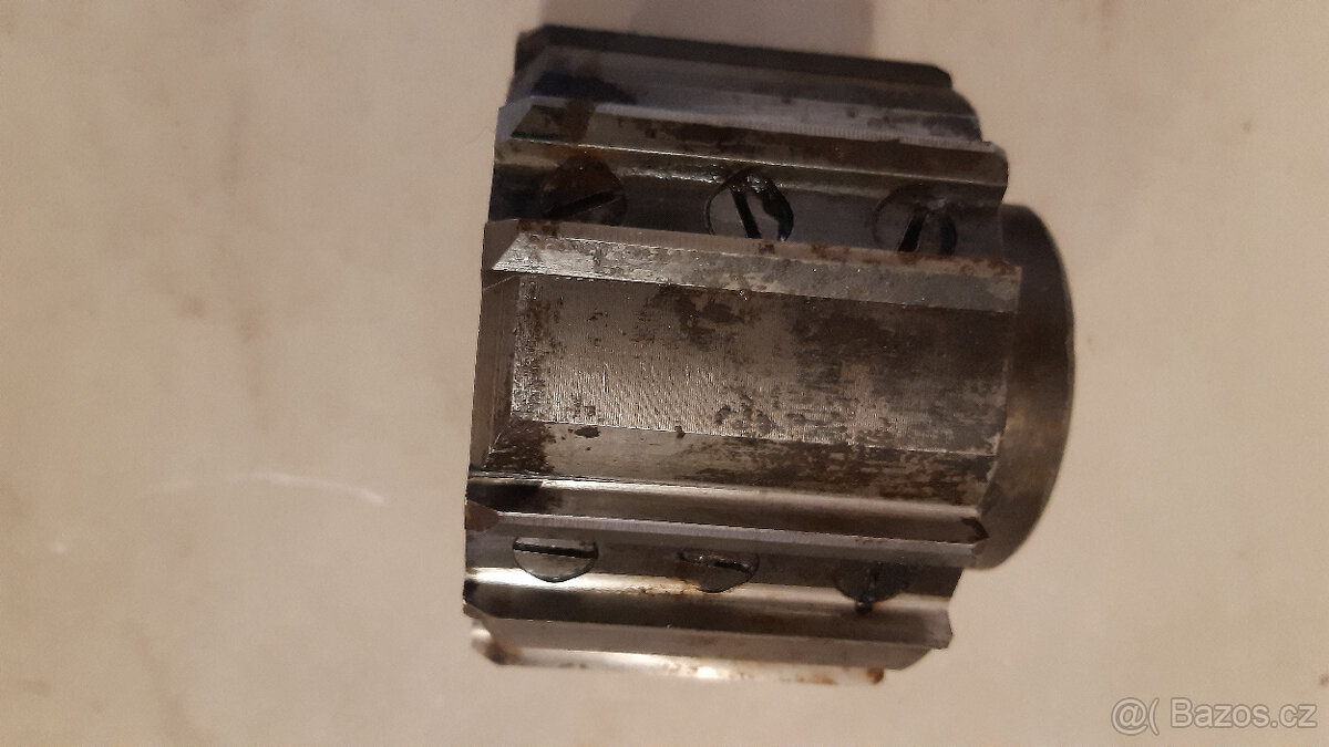 Výstružník nástrčný