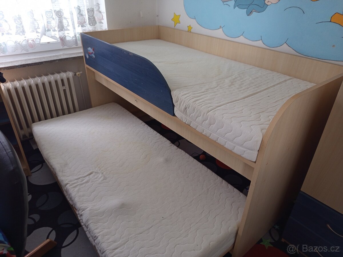 Vyvýšená postel s pristylkou