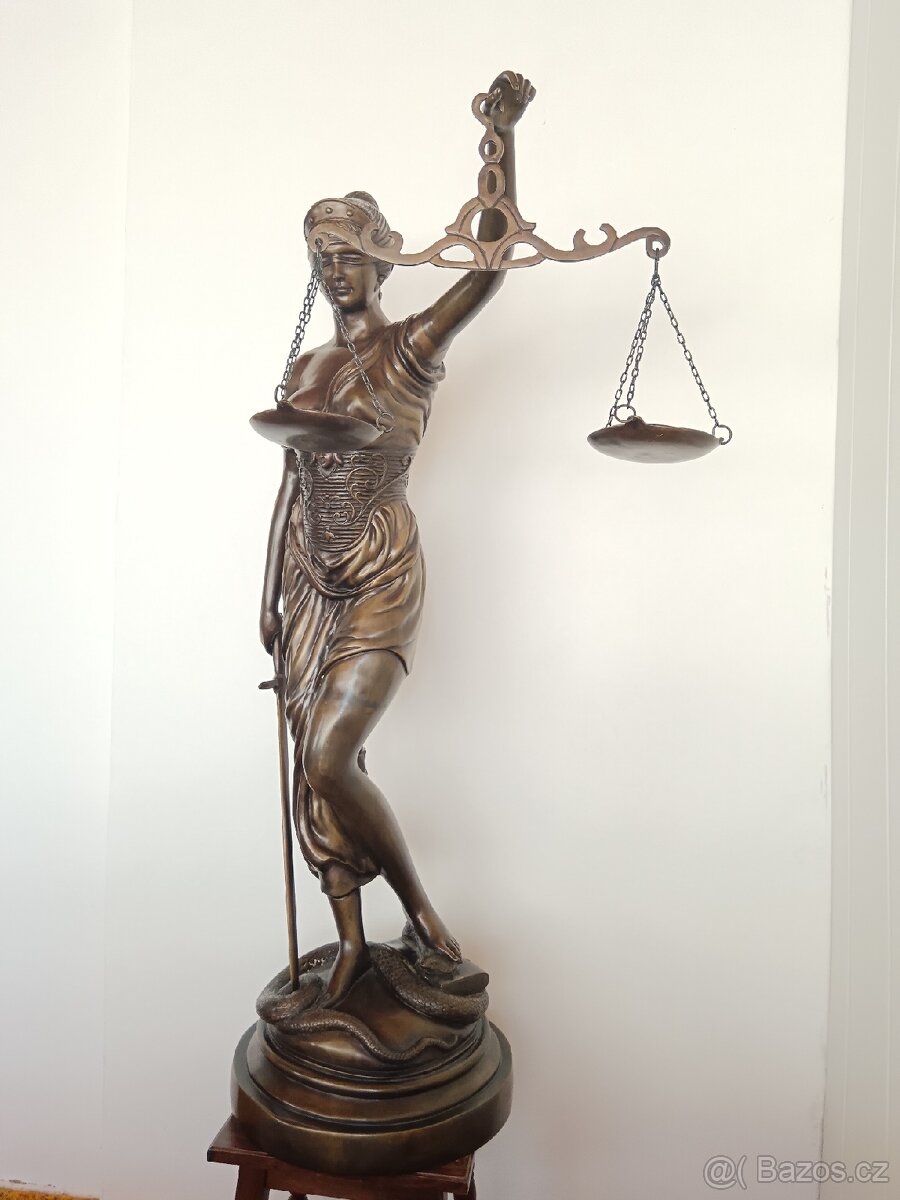 Monumentální bronzová socha Justice