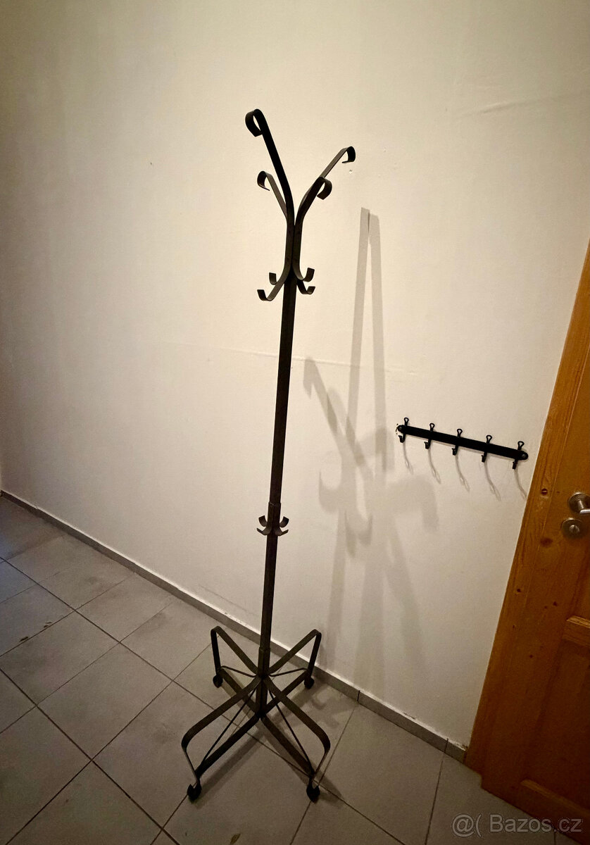 Kovový stojací věšák