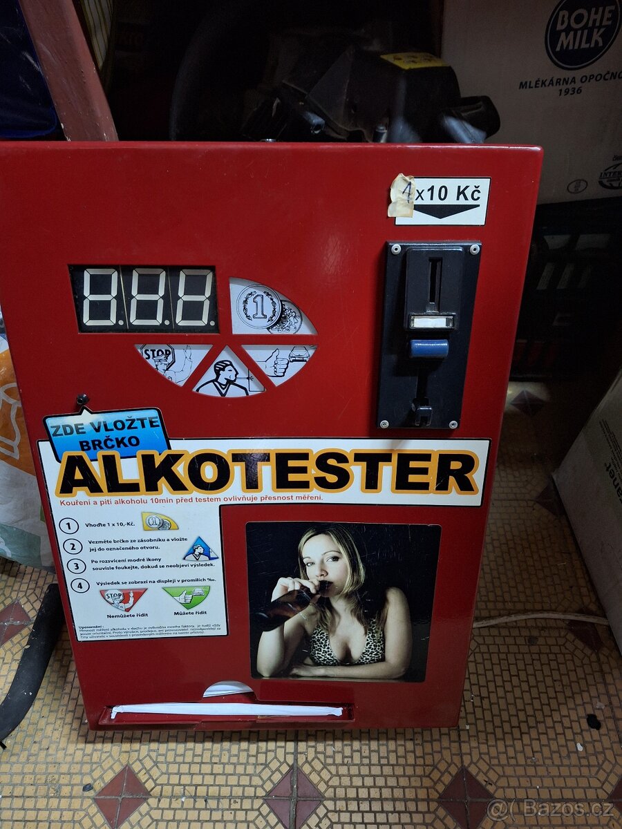 Nástěnný alkotester.