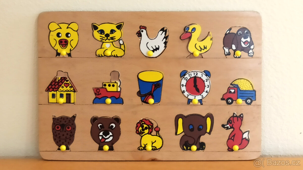 Retro dřevěný panel s figurkami