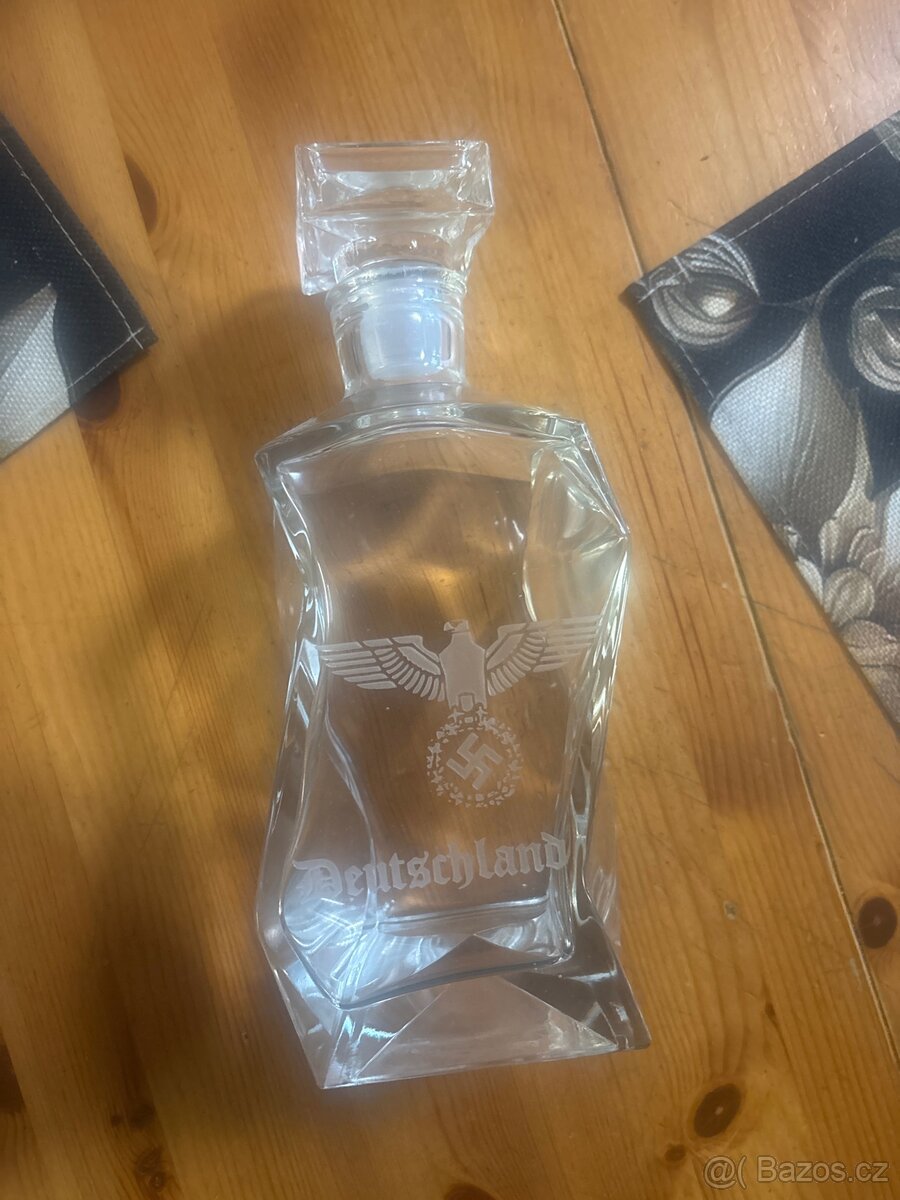 Karafa s hákovým křížem