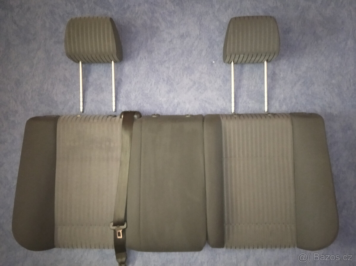 Opěradlo zadního sedadla a dvě opěrky hlavy Škoda Octavia I