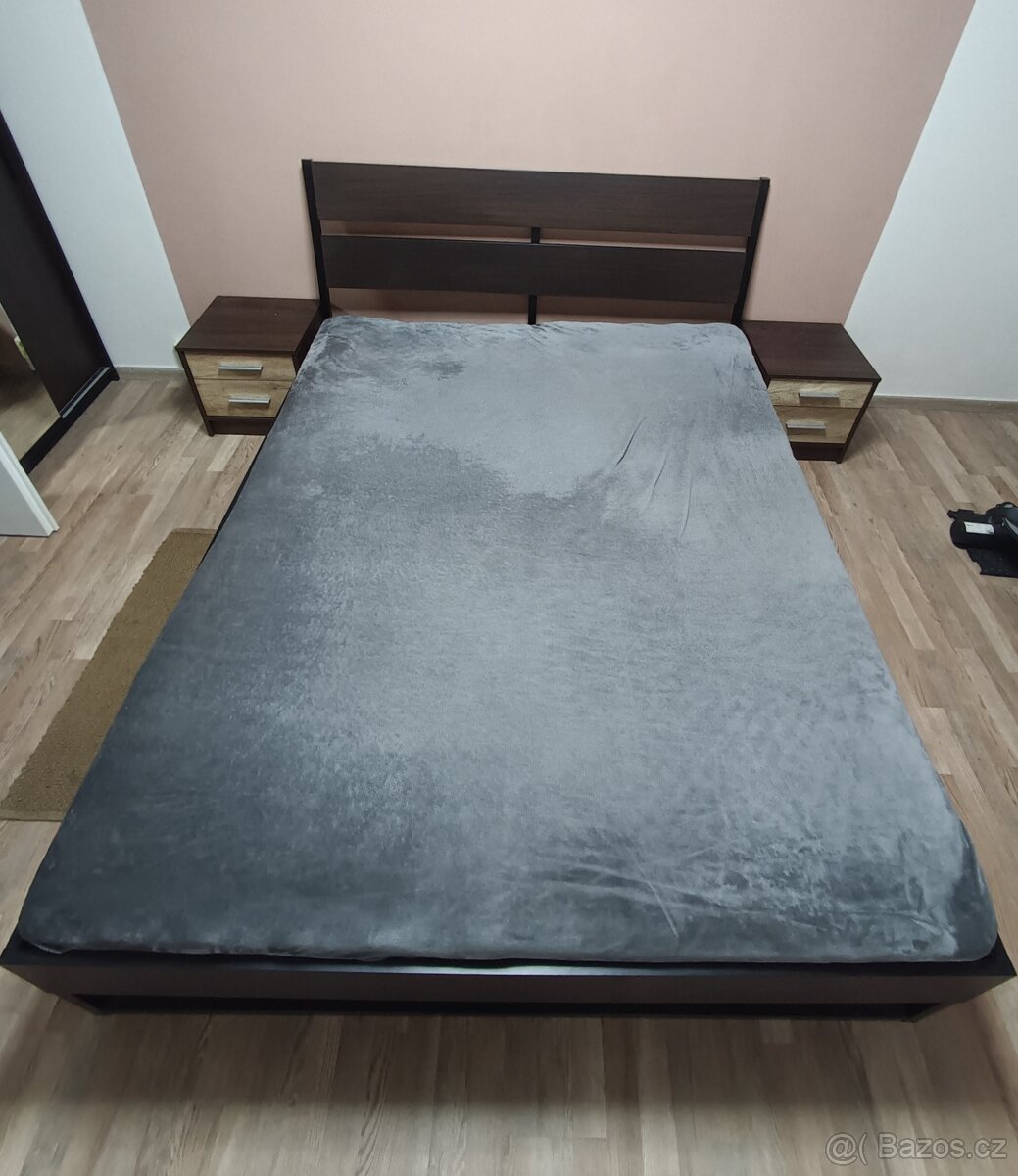 Postel + noční stolky