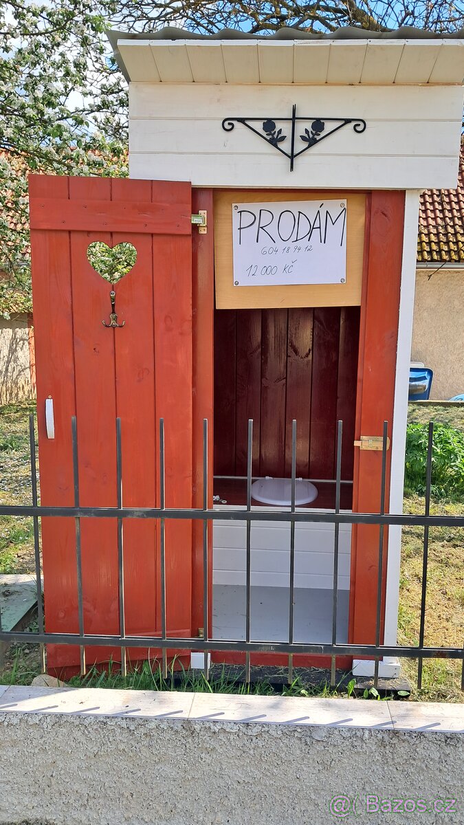 Masivní kadibudka (ruční práce)