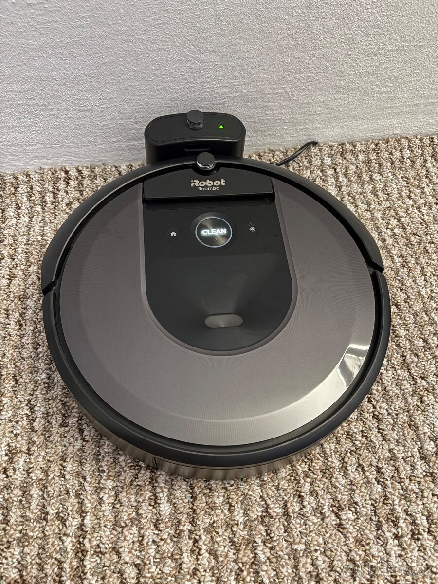 iRobot Roomba i7 - top stav, záruka 1 rok, nové díly