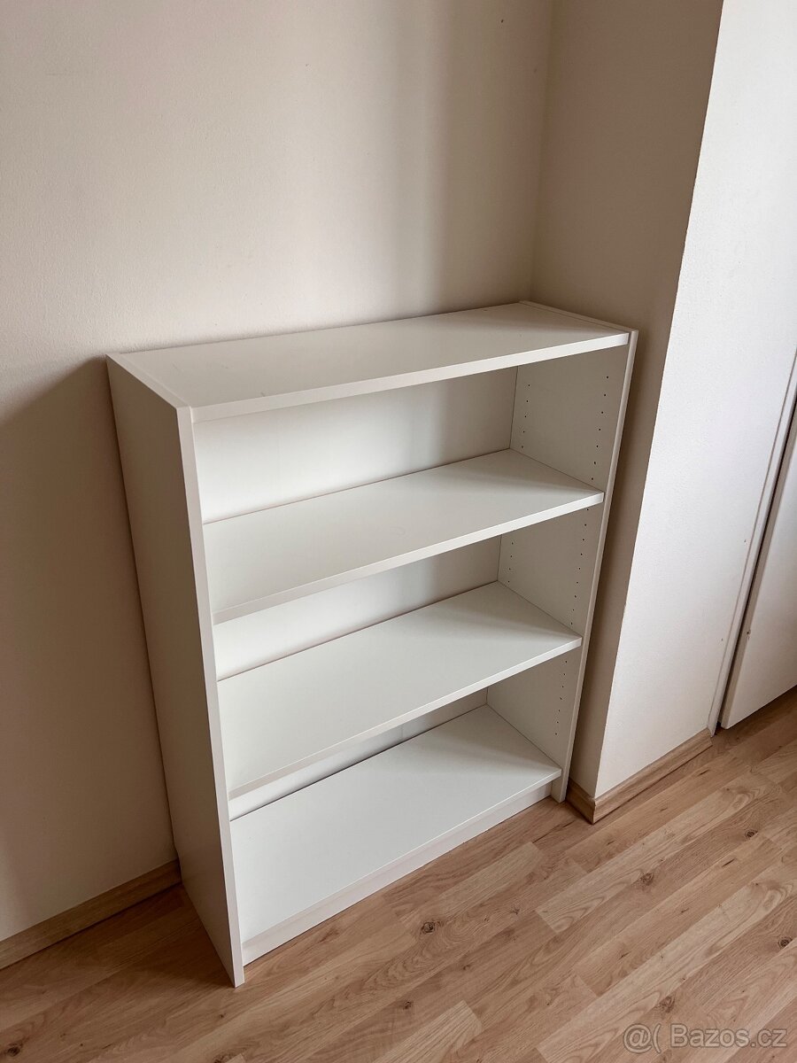 Knihovna s policemi IKEA