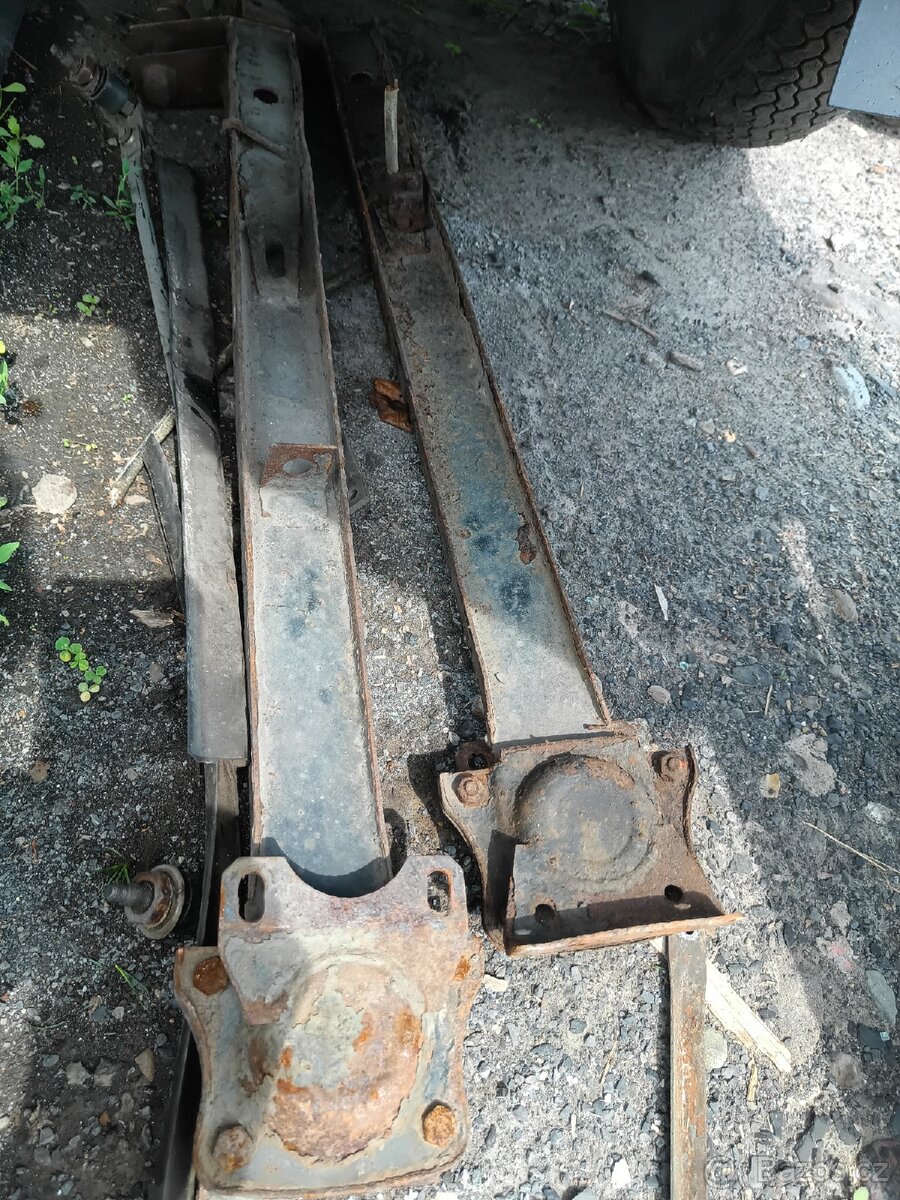 Škoda 1203 vlečná ramena.