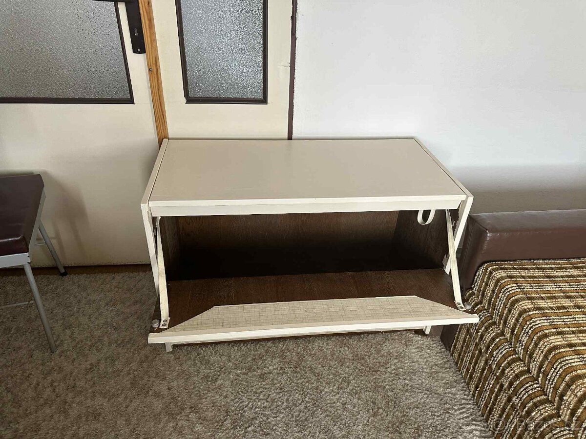Peřiňák a taburetka