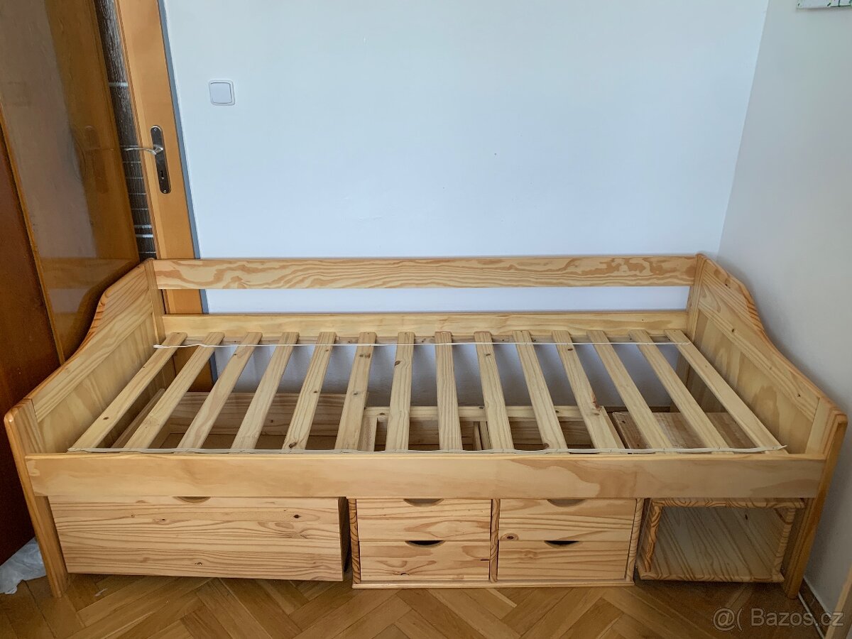 Postel s úložným prostorem