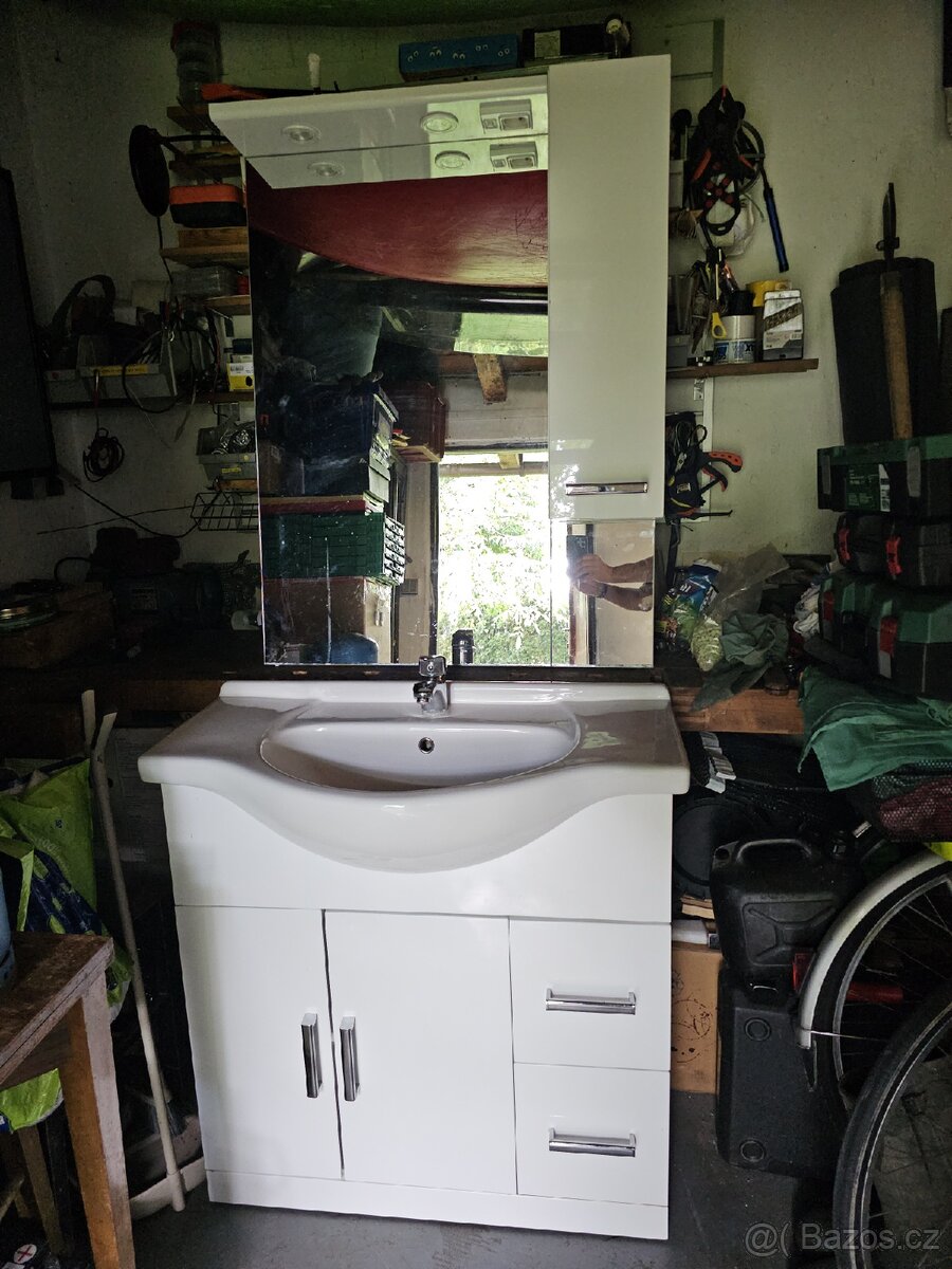 Koupelnová skříňka s umyvadlem baterií a zrcadlem
