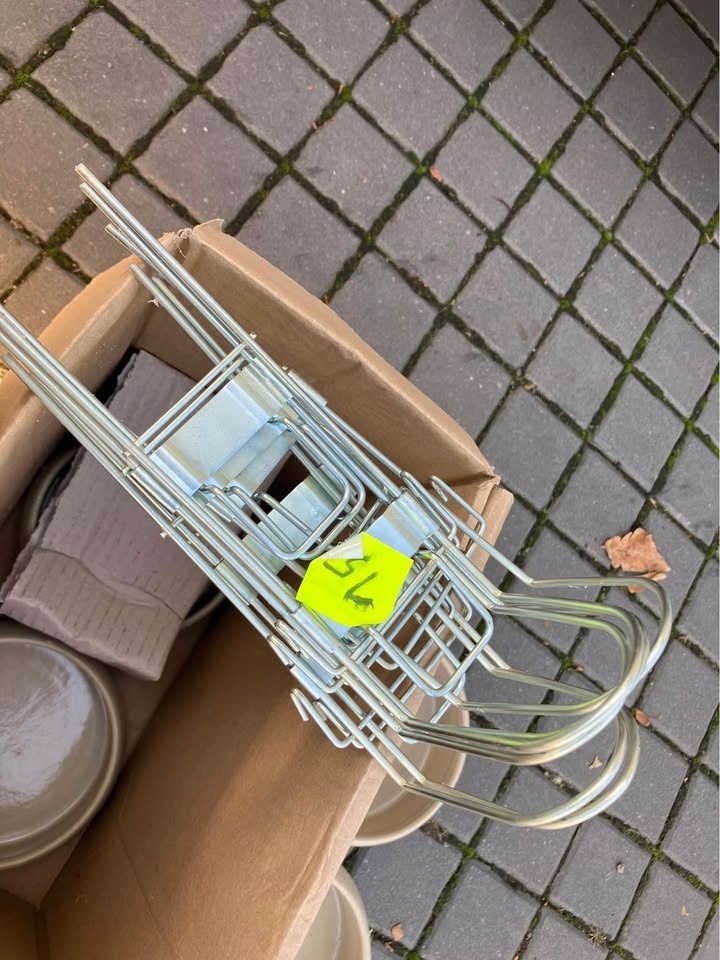 Držák keramické misky do klece
