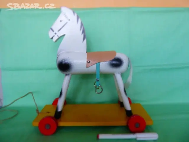 STARÝ DŘEVĚNÝ KONÍK NA KOLEČKÁCH
