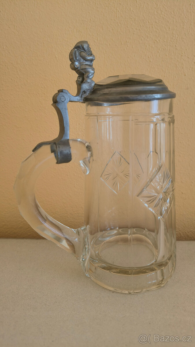 Skleněný pivní korbel s cínovým víčkem