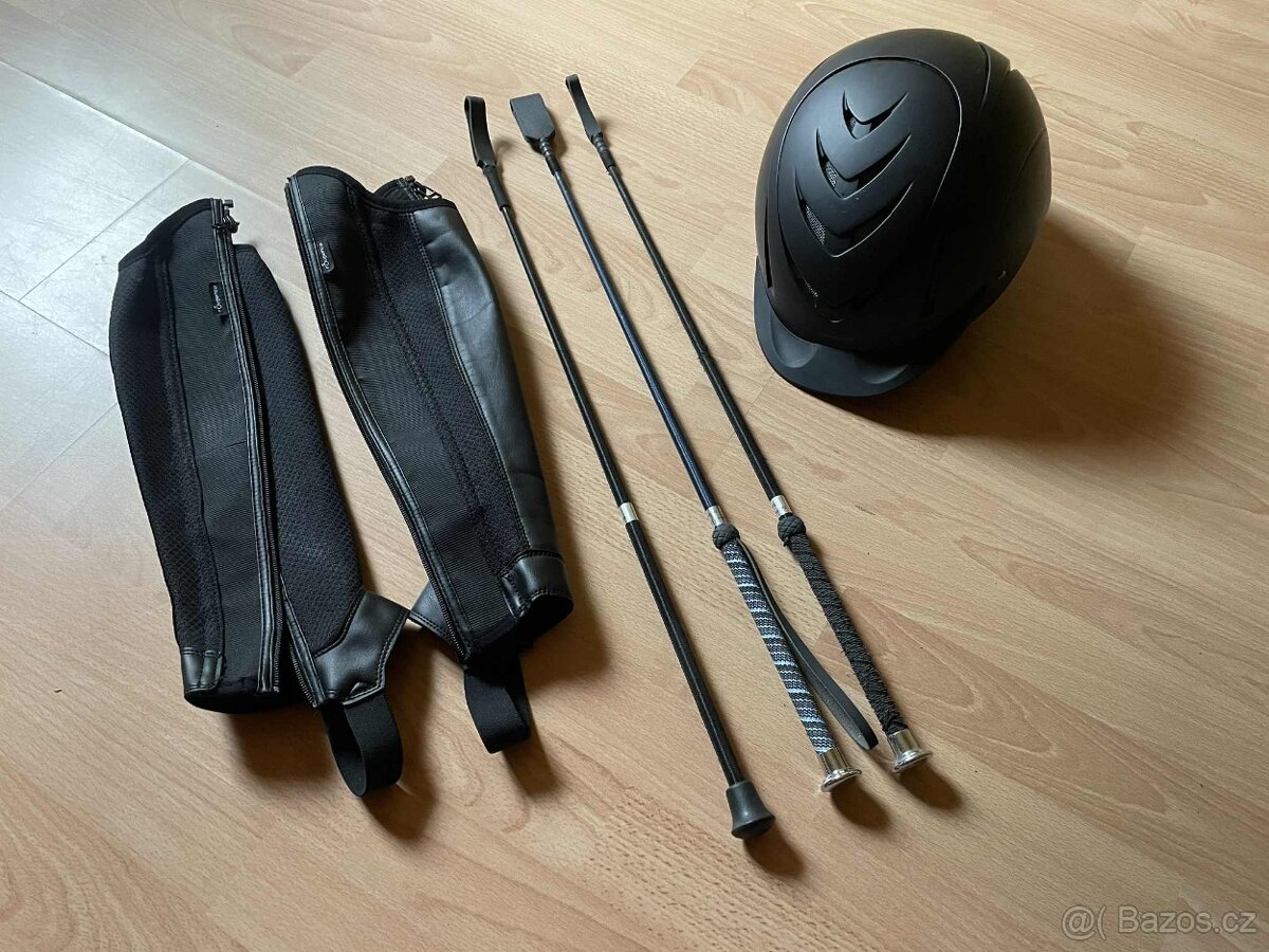 Jezdecká přilba, bičíky, chrániče na nohy