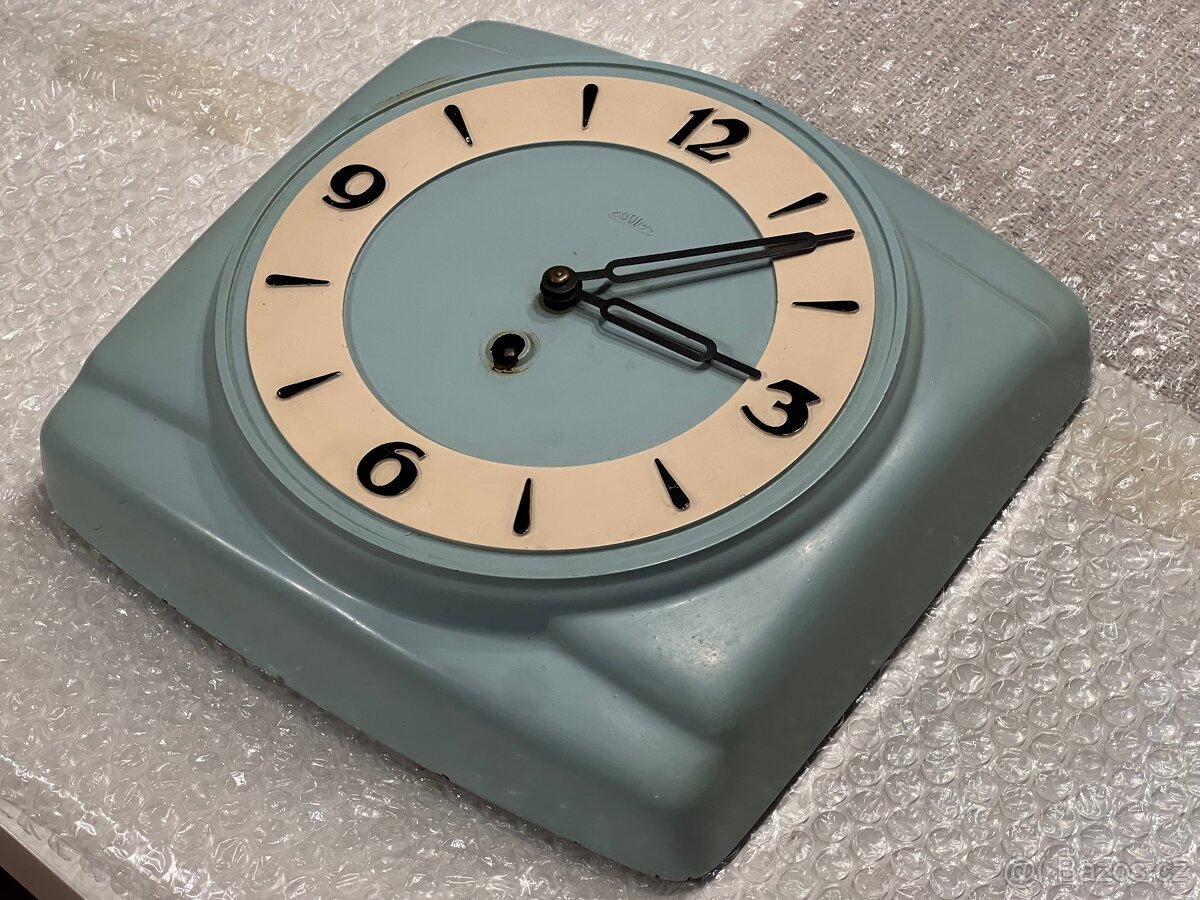 Raritní nástěnné hodiny PRIM – pastelově modré