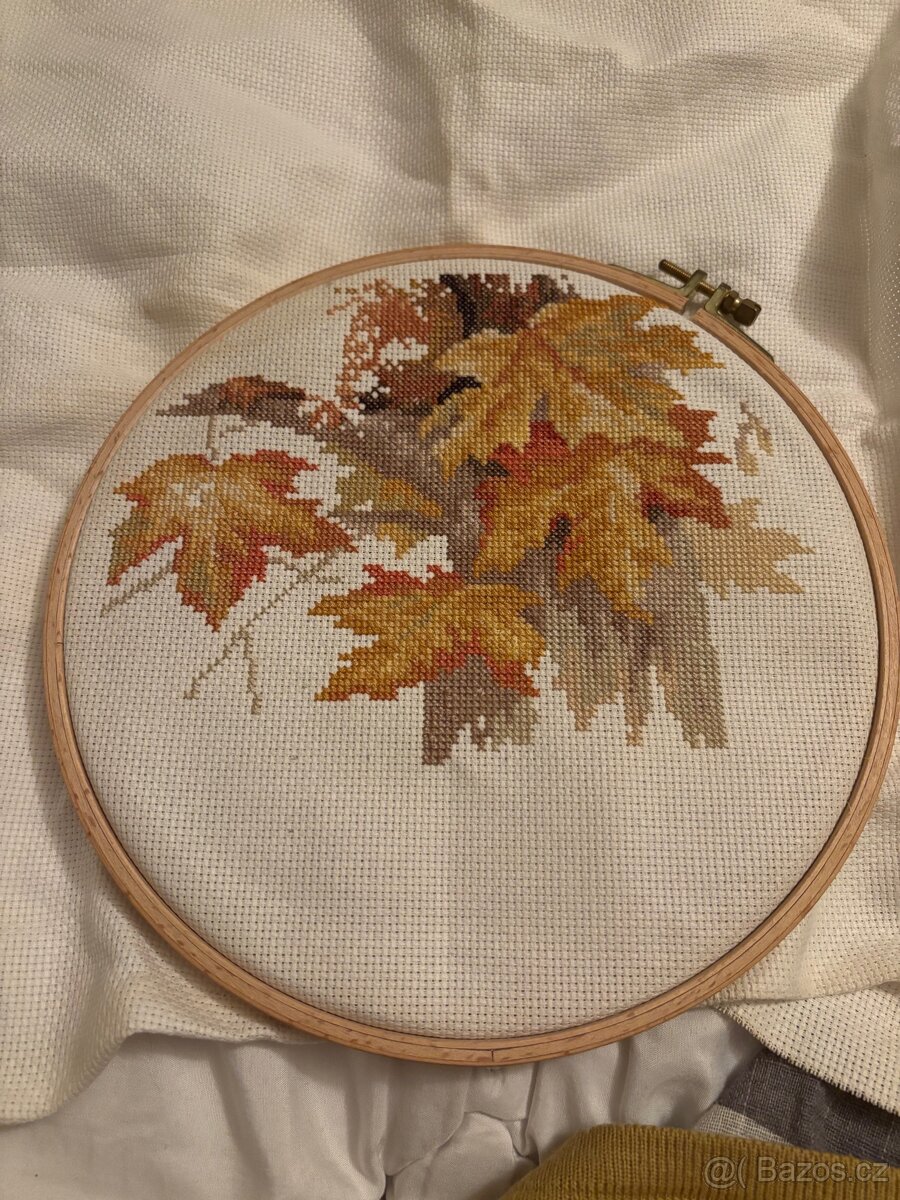 Dřevěný vyšívací rámeček (pouzdro/pěráček)